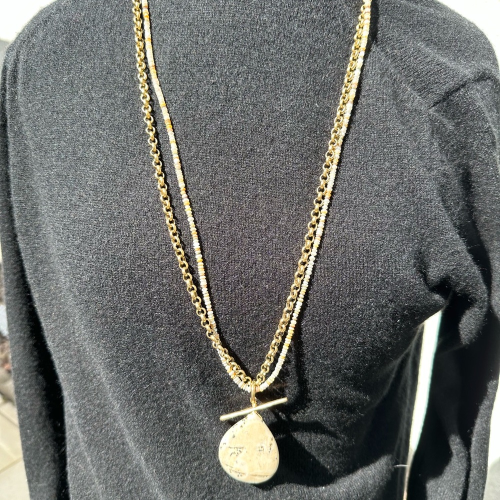 Elegant Agate Teardrop and gold chain  Necklace detail